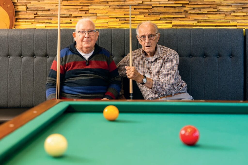 Van den Hoonaard en Seinstra bij het biljart dat zij regelden voor Lycklama Stins in Wolvega.