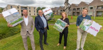 20250709 Rikkingahof Oosterwolde plannen definitief 09-07-2025 Oosterwolde: overeenkomst ontwikkeling Rikkingahof. Met o.a. wethouder Jelke Nijboer en wethouder Esther Verhagen. Verder Liante en Actium. Fotograaf: Rens Hooyenga